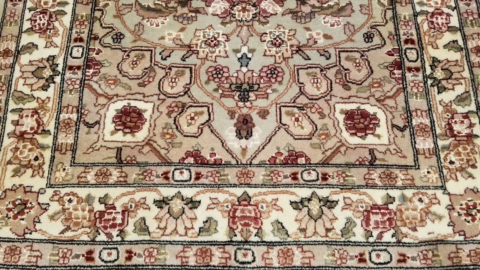 3 x 5 L. Green & Ivory Wool & Silk Hand Knotted Area rug
