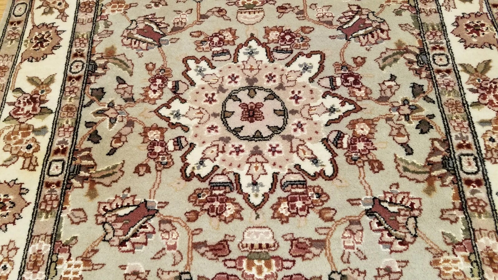 3 x 5 L. Green & Ivory Wool & Silk Hand Knotted Area rug