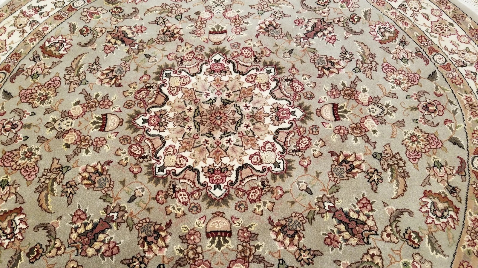 6 x 6 Round Light Green Wool & Silk Hand Knotted Area rug