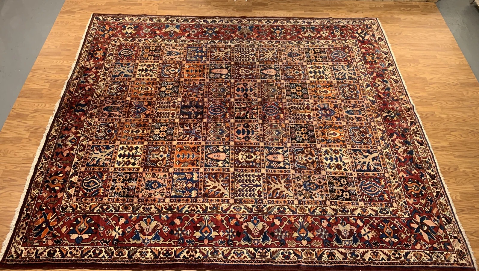 10 x 12 Persian Bakhtiari Four Season Fine Hand Knotted 100% Wool Rug