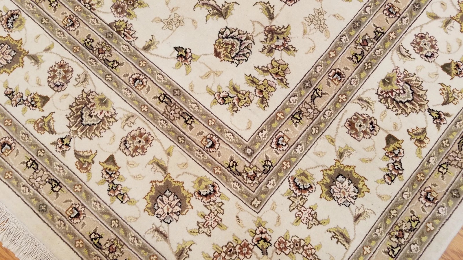 8 x 10 Ivory Fine Sino Wool & Silk Hand Knotted Oriental Rug