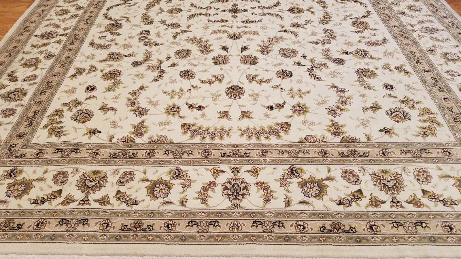 8 x 10 Ivory Fine Sino Wool & Silk Hand Knotted Oriental Rug