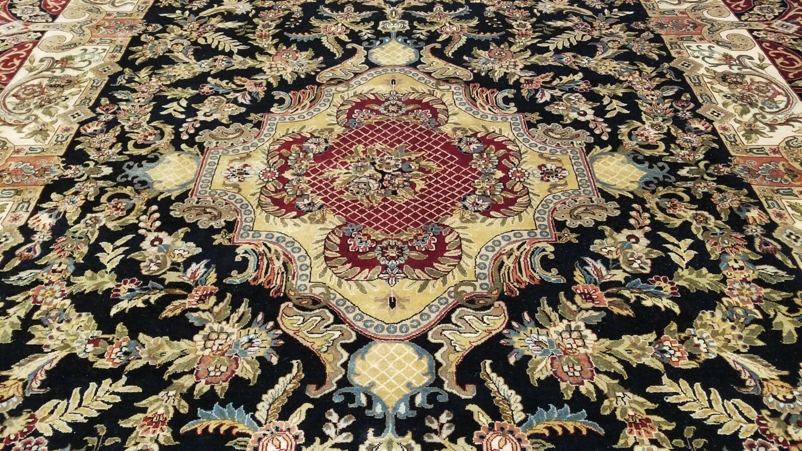 9 x 12 Black fine Quality Hand Knotted Wool Oriental Rug